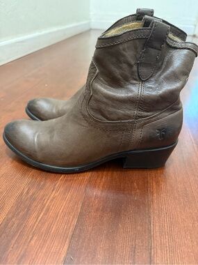 Frye Carson Shortie Western leather ankle boots size 8 1/2 in brown